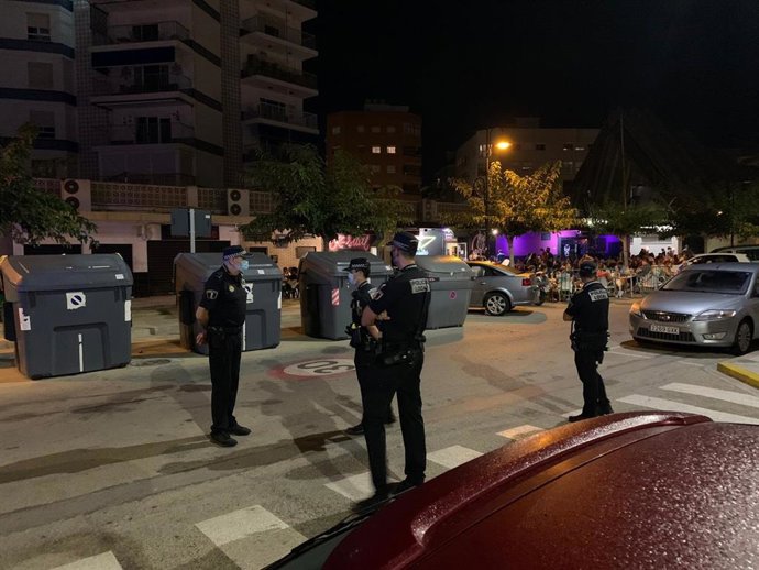Agentes de la Policía Local en la zona de El Perelló