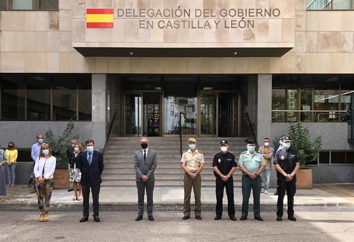 Minuto de silencio a las puertas de la Delegación del Gobierno en Castilla y León.