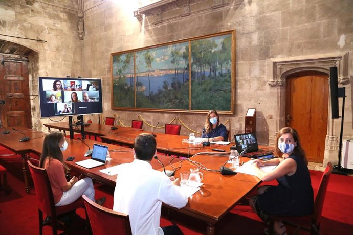 La presidenta del Govern, Francina Armengol, durante la reunión.