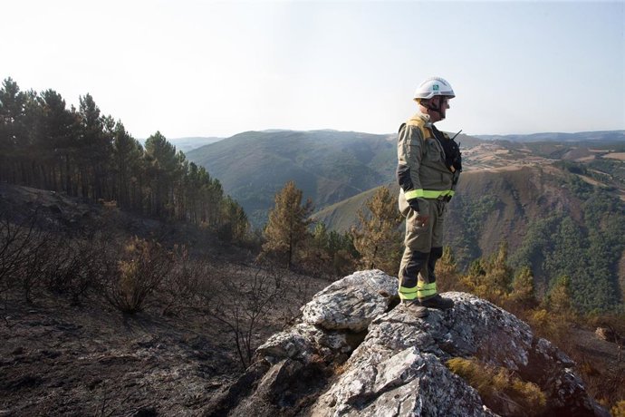 Un bombero de las brigadas antiincendios de la Xunta de Galicia trabaja en las labores de extinción del incendio en Navia de Suarna (Lugo/Galicia/España) a 8 de agosto de 2020.