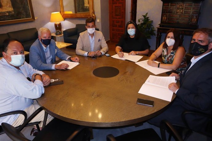 Dolores Amo con representantes de las denominaciones de origen.