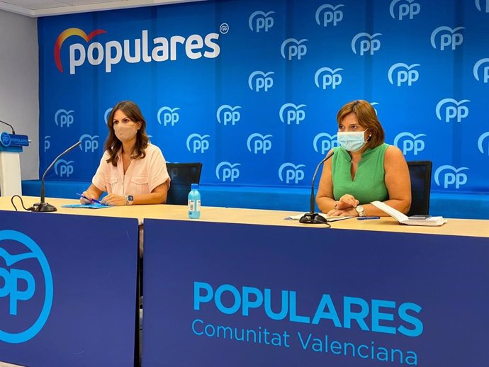 La portavoz de Educación del grupo popular en Les Corts, Beatriz Gascó, y la presidenta del PPCV, Isabel Bonig