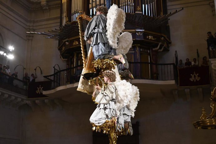Actores vestidos de ángeles durante la representación del drama sacro-lírico religioso El Misterio de Elche -Misteri d'Elx- en la Basílica de Santa María de la localidad alicantina de Elche.