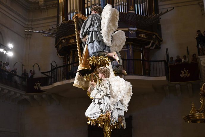 Actores vestidos de ángeles durante la representación del drama sacro-lírico religioso El Misterio de Elche -Misteri d'Elx- en la Basílica de Santa María de la localidad alicantina de Elche.