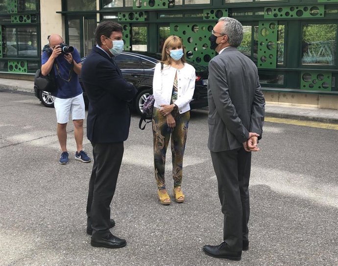 Javier Izquierdo (derecha) conversa con el consejero de Economía y Hacienda, Carlos Fernández Carriedo (izquierda).