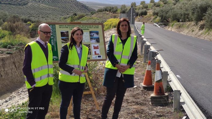 Visita de Cristina Casanueva a una carretera de Baena.