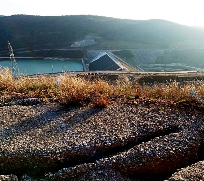 Grietas en la ladera derecha del embalse de Yesa