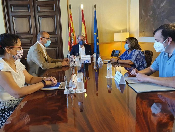El presidente de Aragón, Javier Lambán, y el consejero de Educación, Cultura y Deporte del Ejecutivo autonómico, Felipe Faci, se reúnen con la junta directiva regional de la FECAPA.