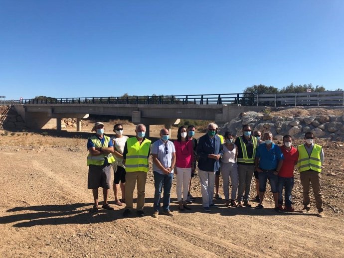 El viceconsejero de Fomento, Jaime Raynaud, visita obras sobre el puente de la A-378, en la Sierra Sur