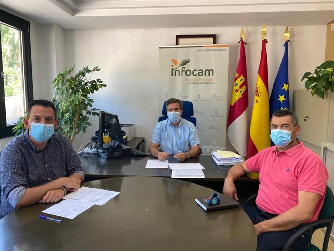 Reunión entre el delegado provincial de Desarrollo Sostenible en la provincia de Cuenca y los alcaldes de Villora y Enguídanos