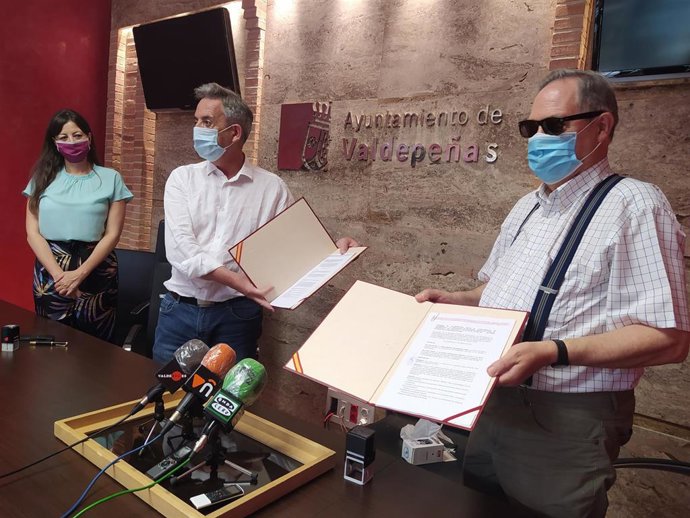 Renovación del convenio entre el Ayuntamiento de Valdepeñas y el centro de mayores de Bonillas