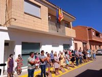 Instituciones y vecinos condenan el crimen de Cabanes y muestran su apoyo a la familia del menor fallecido