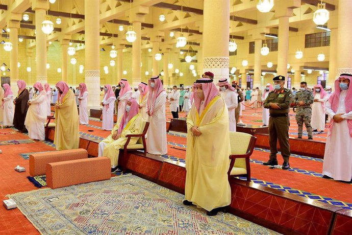Protocolos de distanciamiento en una mezquita de Riad