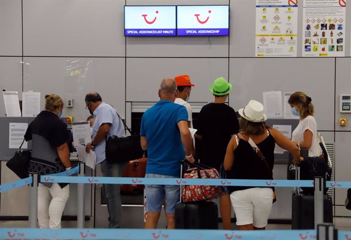 Pasajeros haciendo cola en los mostradores de TUI en el aeropuerto de Palma, después de conocerse la decisión del Gobierno alemán de considerar Baleares como zona de riesgo por COVID-19.