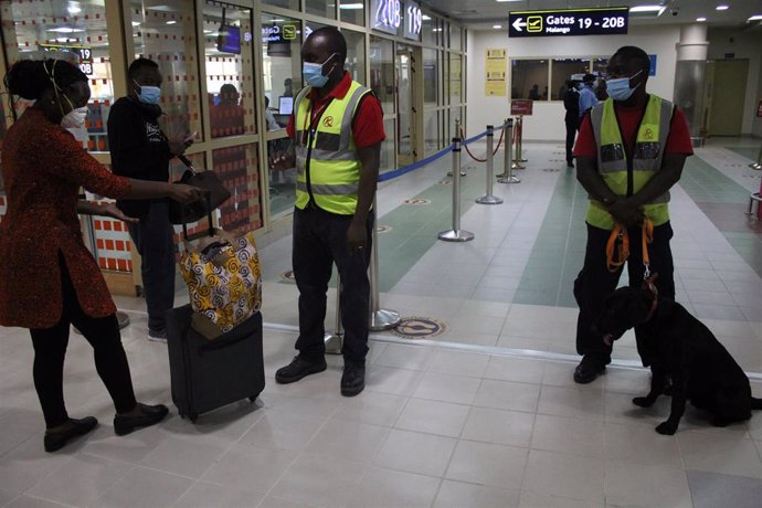 Pasajeros en el Aeropuerto Internacional Jomo Kenyatta de Nairobi