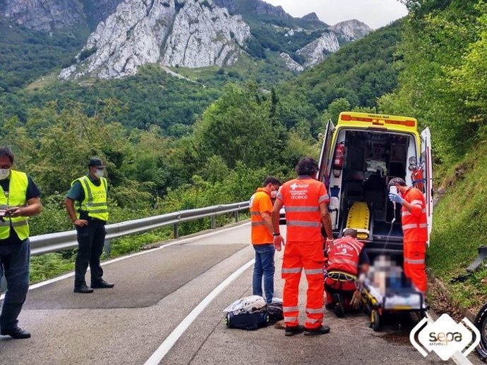 Un motorista es atendido por los servicios sanitarios tras sufrir un accidente en Riaño, León.