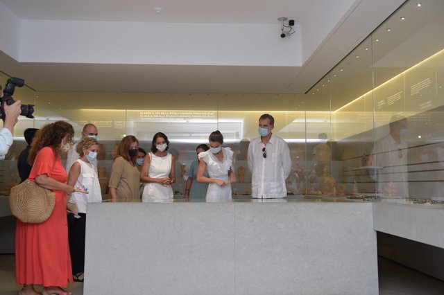 Don Felipe y Doña Letizia durante su visita por la Necrópolis de Puig des Molins, la necrópolis mejor conservada del Mediterráneo, dentro de sus visitas programadas por el territorio nacional. 