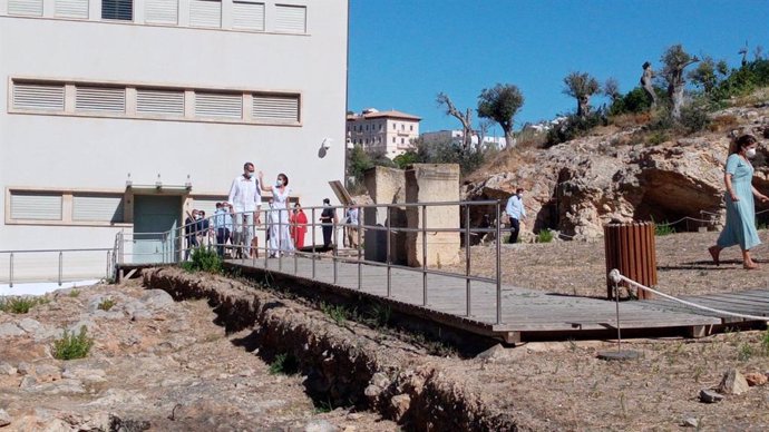 Los Reyes comienzan su visita a Ibiza en el Museo Monográfico y Necrópolis de Pu