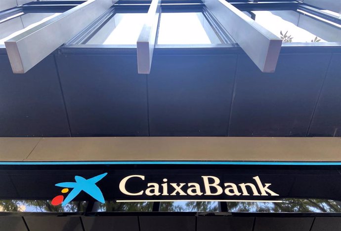 Logo de Caixabank en una de sus oficinas en Madrid (España).