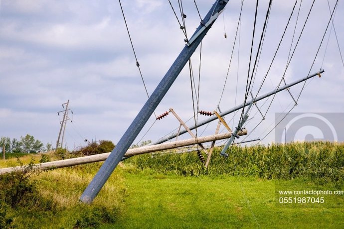 Un tendido eléctrico sufre daños a causa de una tormenta en Iowa.