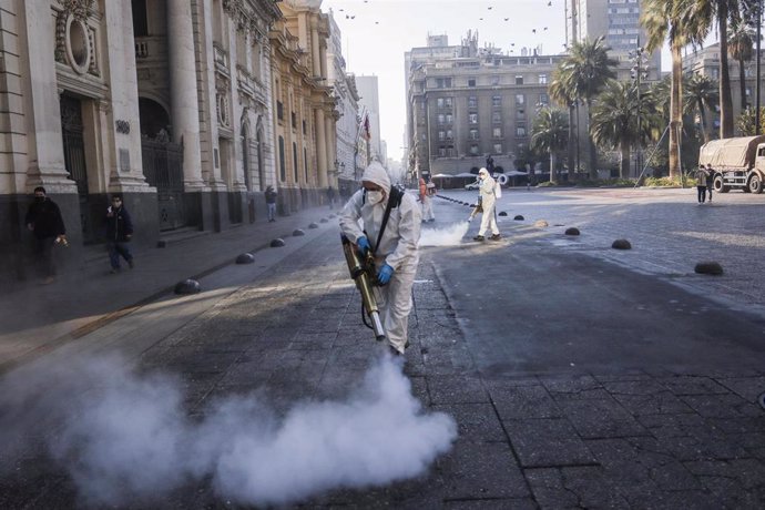 Trabajos de descontaminación por la pandemia de coronavirus en Santiago de Chile