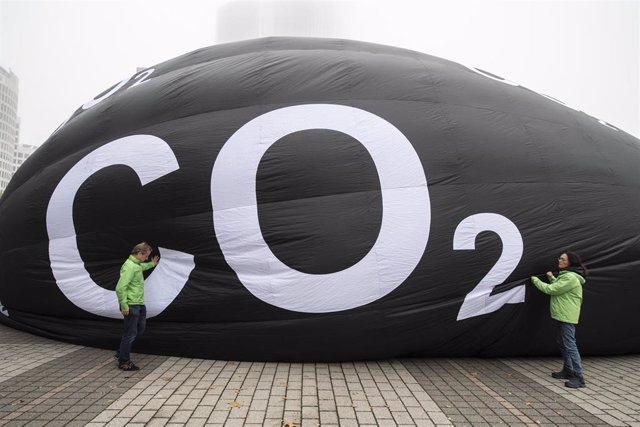 10 September 2019, Hessen, Frankfurt/Main: Greenpeace activists fill a huge balloon with air says "CO2"  during a protest to draw attention to the pollutant emissions of cars, before the International Motor Show (IAA). Photo: Lennart Stock/dpa