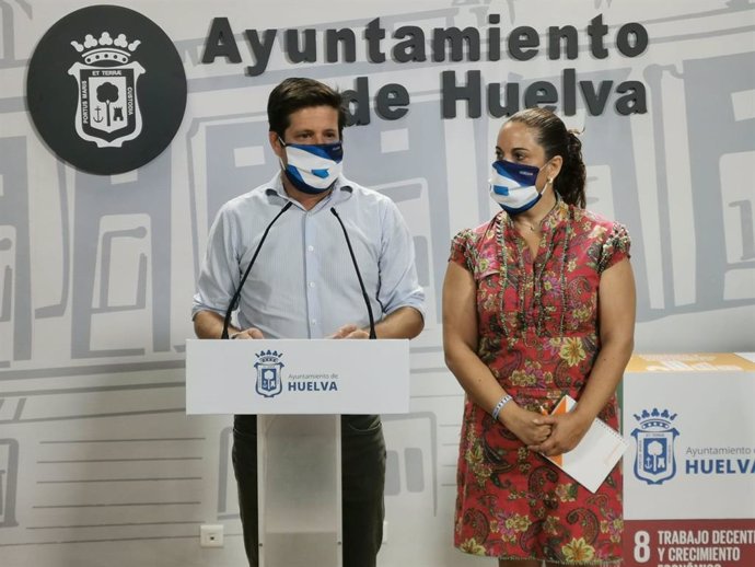 El portavoz del Grupo Municipal de Cs en el Ayuntamiento de Huelva,  Guillermo García de Longoria,  junto a la concejala Noelia Álvarez.