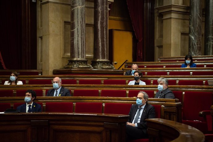 (I-D, primera i segona fila) El conseller de Polítiques Digitals i Administracions Públiques de Catalunya, Jordi Puigneró; el diputat de JxCat Eduard Pujol; el president de la Generalitat, Quim Torra; i el líder de JxCat en el Parlament, Albert Batet, d
