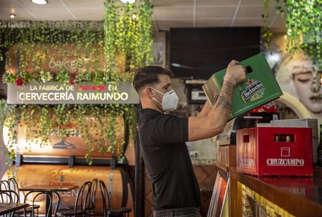 Un trabajador de la Cervecería Raimundo 