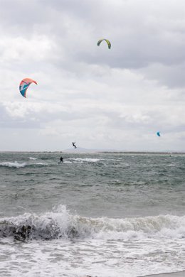 Kitesurf en una playa andaluza
