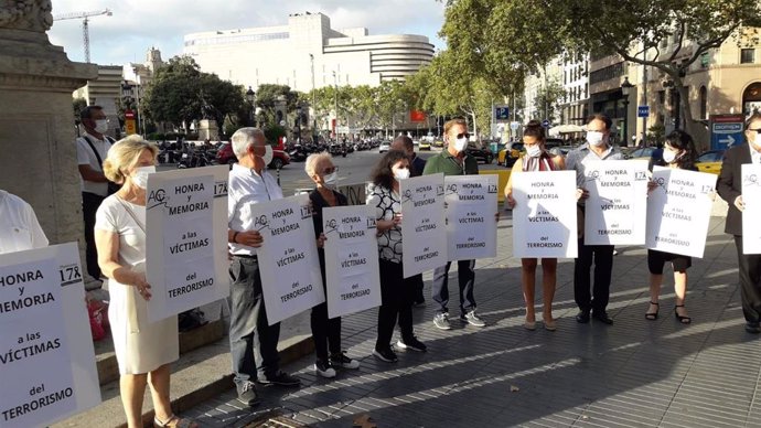 Membres d'Acvot i Plataforma 17A reten homenatge a les víctimes del terrorisme a Barcelona