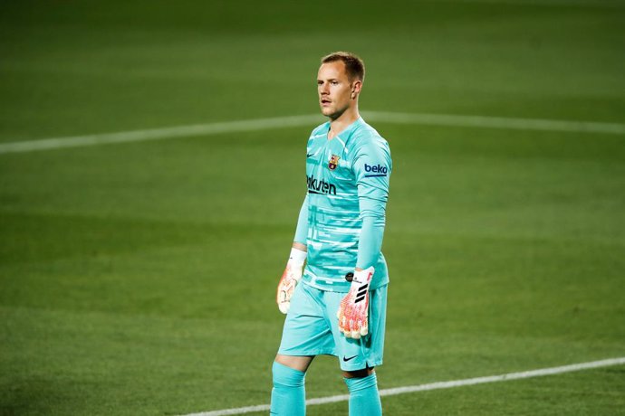 Fútbol.- Ter Stegen será intervenido en el tendón rotuliano y estará fuera "unas