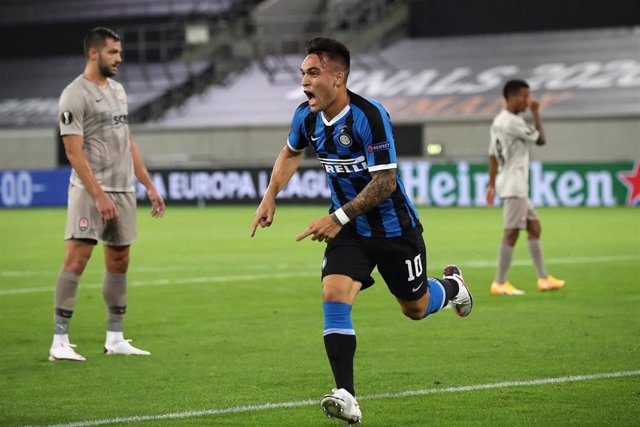 Lautaro Martínez celebra el primer gol del Inter en la semifinal de la Liga Europa