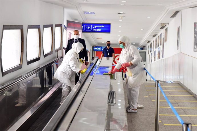 Dos trabajadoras realizan labores de desinfección en el Aeropuerto Internacional de Túnez-Cartago en el marco de la crisis sanitaria provocada por la COVID-19