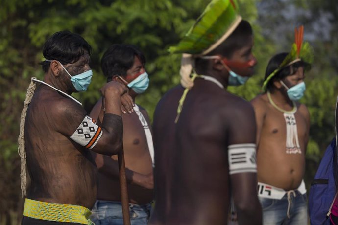 Un gruo de indígenas protesta contra lo que consideran medidas insuficientes por parte del Gobierno de Brasil para contener la pandemia dentro de sus comunidades.