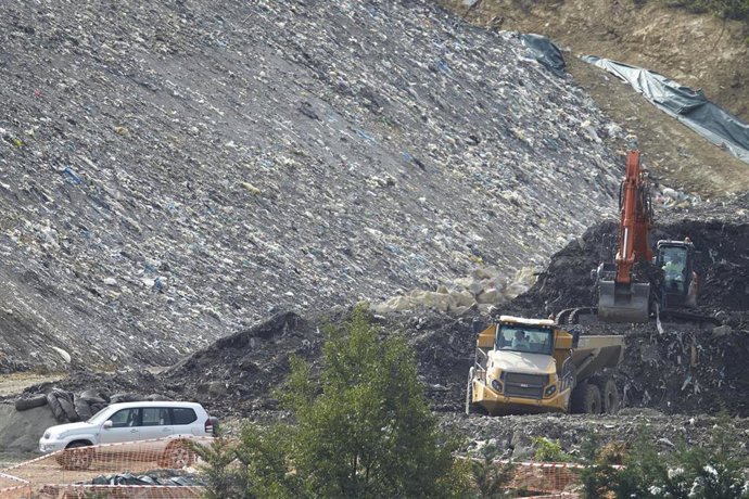 Vista general de la zona donde trabajan en las labores de búsqueda de los dos trabajadores sepultados bajo los escombros del vertedero de Zaldibar (Bizkaoa), que se derrumbó el pasado 6 de febrero. 