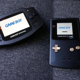 Una consola Game Boy Color Light y una Game Boy Advance personalizadas