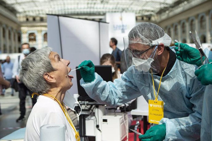 Realización de un test de COVID-19 durante un foro sanitario en Moscú