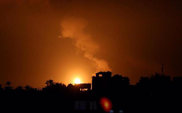 O.Próximo.- Israel bombardea Gaza por séptimo día consecutivo en respuesta al la