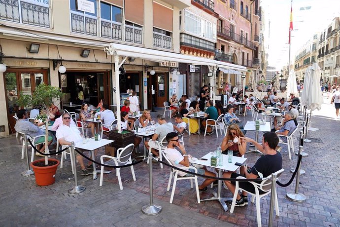 Ambiente en las terrazas de los bares durante el primer día de la prohibición de realizarlo en la vía pública en Andalucía si no existe una distancia de dos metros. En Málaga,(Andalucía, España), a 17 de agosto de 2020.