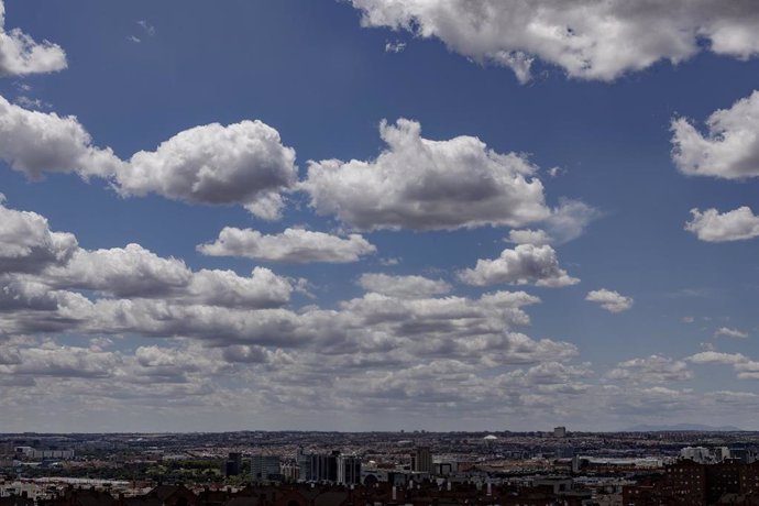 Vista del cielo de Madrid, una vez que el desconfinamiento durante la desescalada instaurada por el Gobierno a causa del coronavirus ha provocado un aumento del tráfico de vehículos de combustión. En Madrid (España), a 9 de junio de 2020.