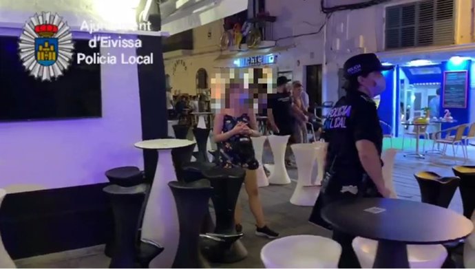 Policías en la terraza del bar de Ibiza que fue desalojada.