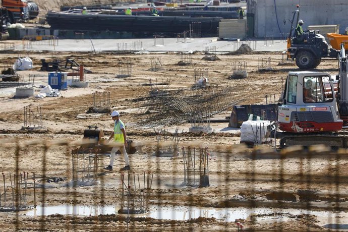 Un operario trabaja en las obras del Hospital de Emergencias Isabel Zendal.