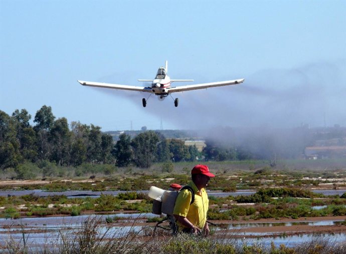 Control contra los mosquitos en Huelva en una imagen de archivo.