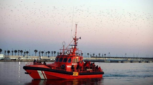 Fotografía de archivo de una embarcación de Salvamento Marítimo llegando a Málaga 
