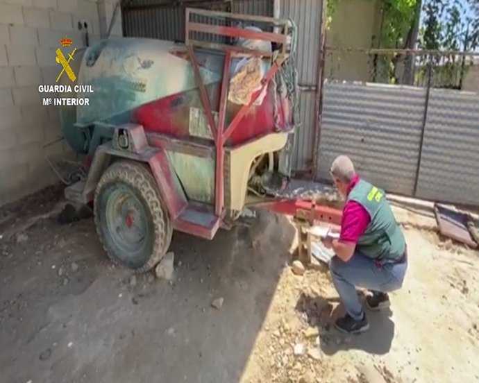 Agente con maquinaria agrícola.