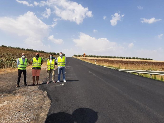 Cristina Casanueva visita la carretera A-3052 en Aldea Quintana.