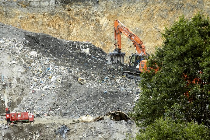 Vista general de la zona donde trabajan en las labores de búsqueda de los dos trabajadores sepultados bajo los escombros del vertedero de Zaldibar (Vizcaya), que se derrumbó el pasado 6 de febrero.
