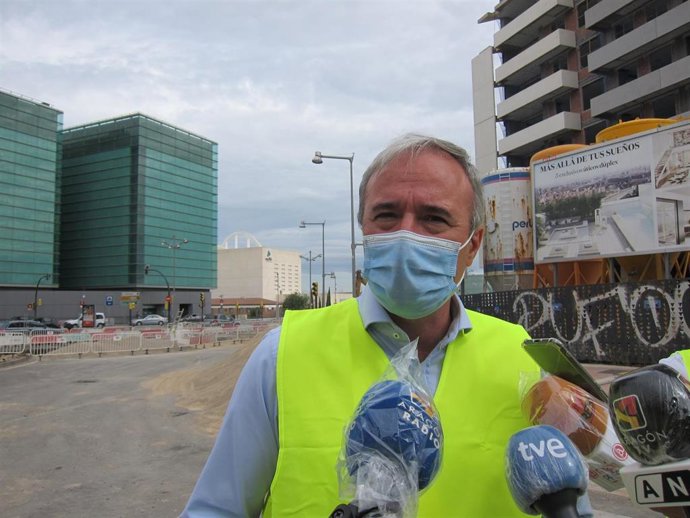 El alcalde de Zaragoza, Jorge Azcón, visita unas obras de renovación de tuberías en la avenida de Navarra de la capital aragonesa.