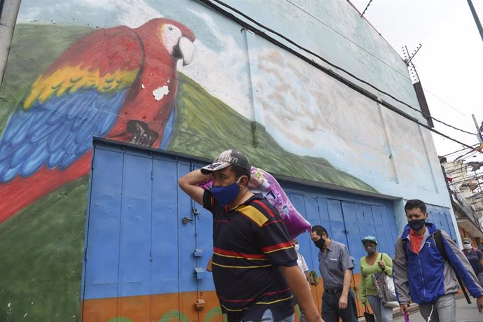 Personas con mascarilla en Caracas